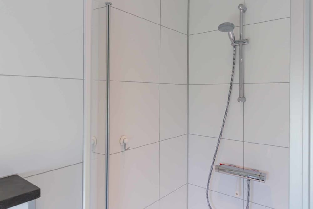 10.DW_Chalet 15 badkamer met douche.jpg