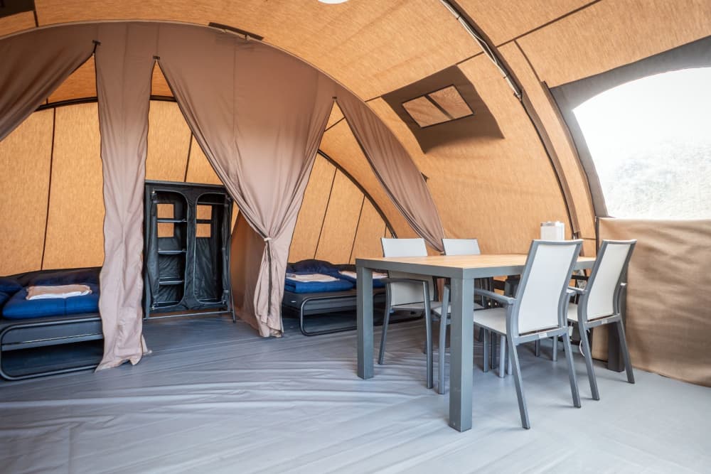 Camping Kogerstrand, ingerichte tent, eethoek