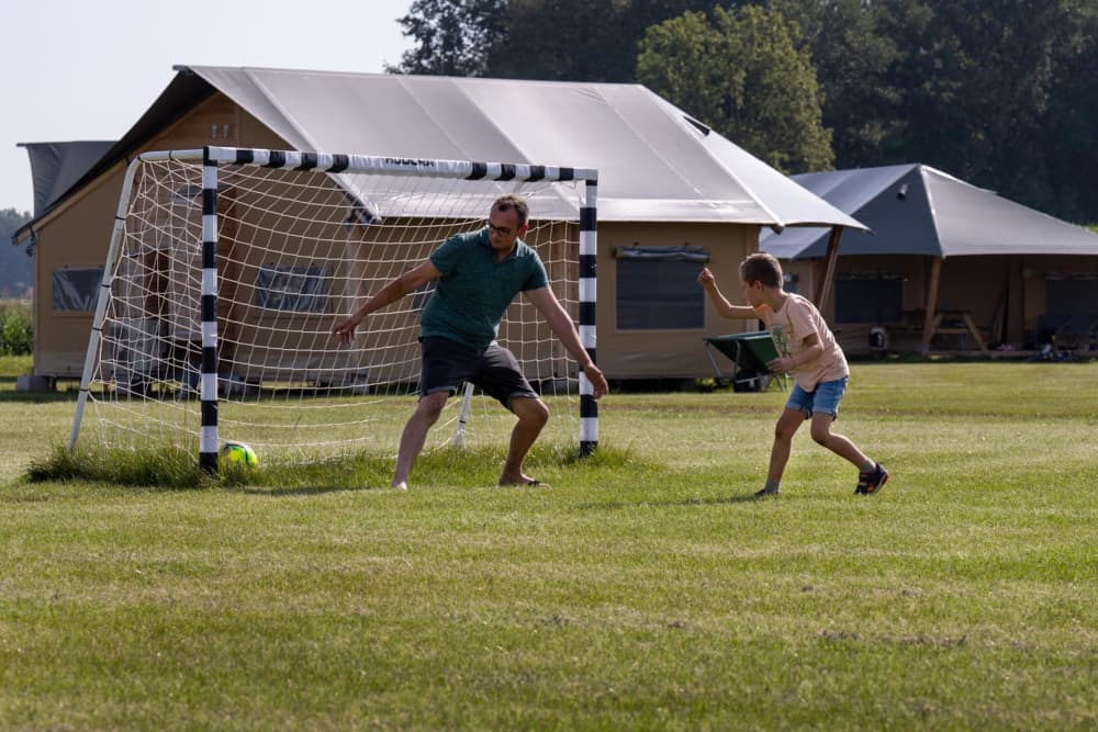 FarmCamps De Kalverliefde Limburg jongetje met