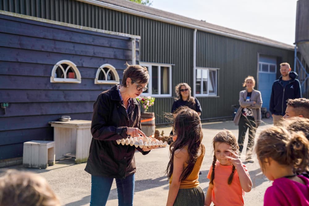 FarmCamps Five Star Zeeland boerin uitleg eier