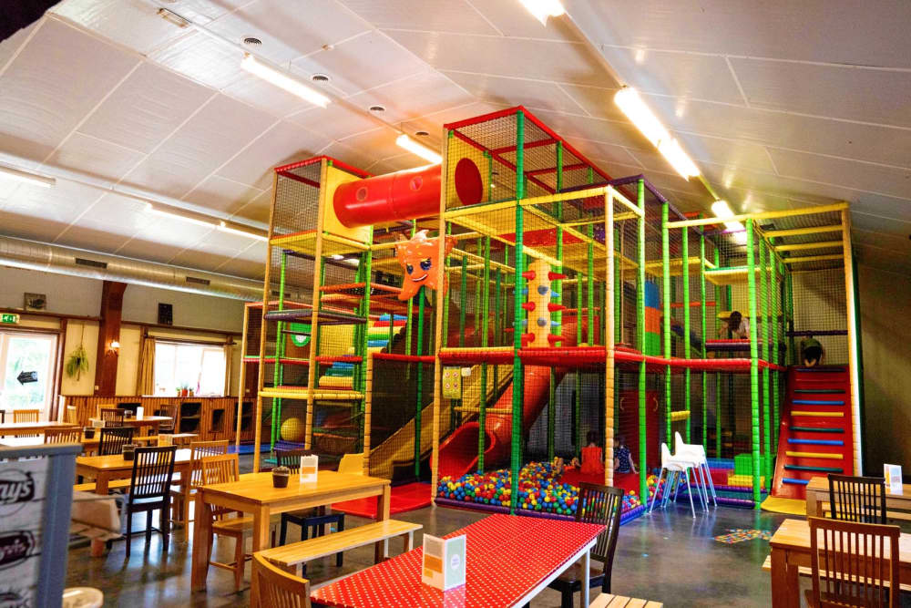 FarmCamps Five Star Zeeland binnenspeeltuin ov