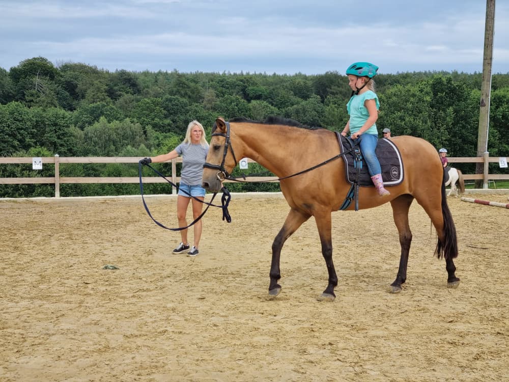 FarmCamps Soodehof Eins meisje op paard rijles