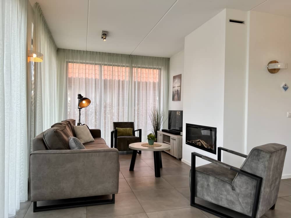 E155613D-CFDC-4F3E-90E8-60485D66E513