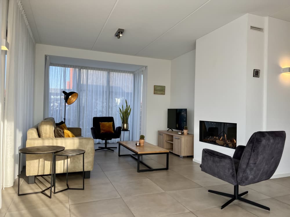 35637DCB-82ED-4FA7-ABF8-4BEA1D917D7B