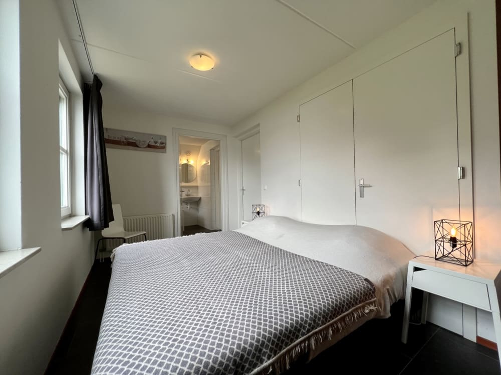 EF33AA2E-E0A1-4AC0-80A8-82C01D32F456