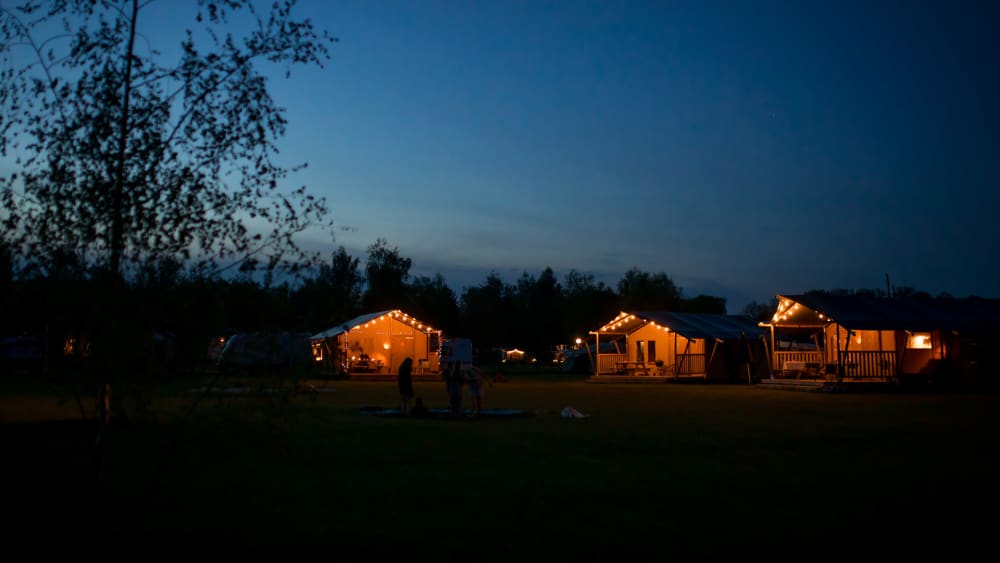 Farmtenten s nachts en s avonds lichtjes De Bo
