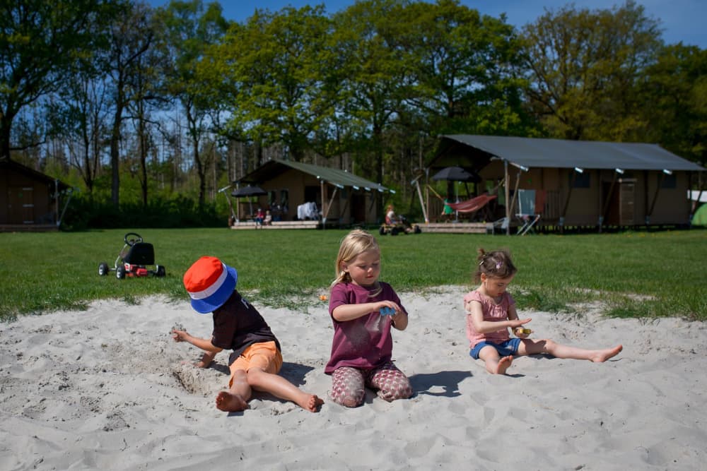 FarmCamps De Bosrand kindjes spelen in zandbak