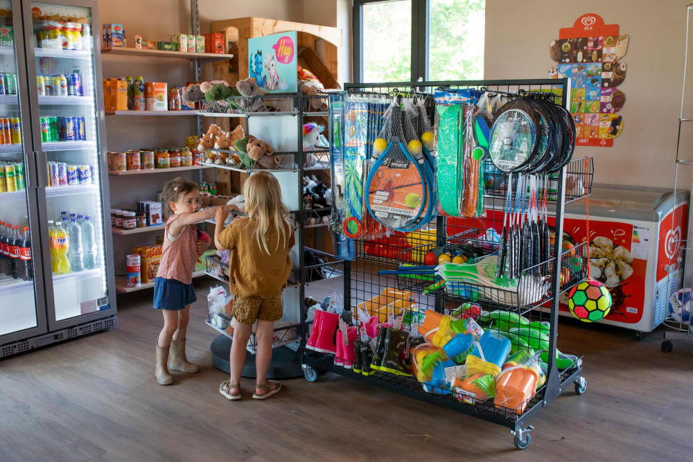 FarmCamps De Bosrand meisjes in winkeltje