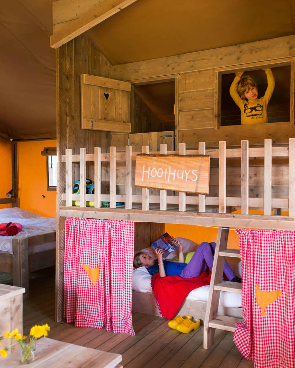 FarmCamps Lodgetent Hooihuys Spelen Boekje lez