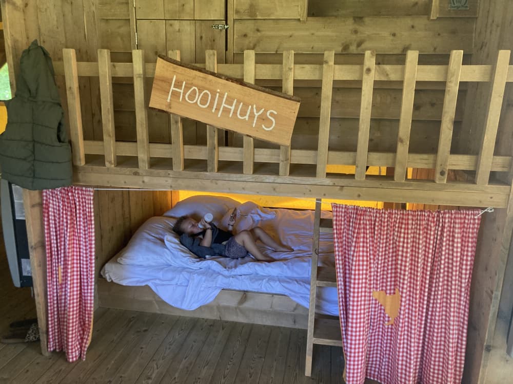 FarmCamps Five Star Zeeland jongetje in HooiH