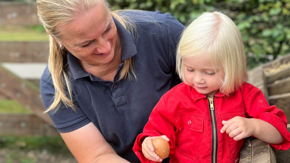 FarmCamps De Kalverliefde boerin meisje ei lief schattig