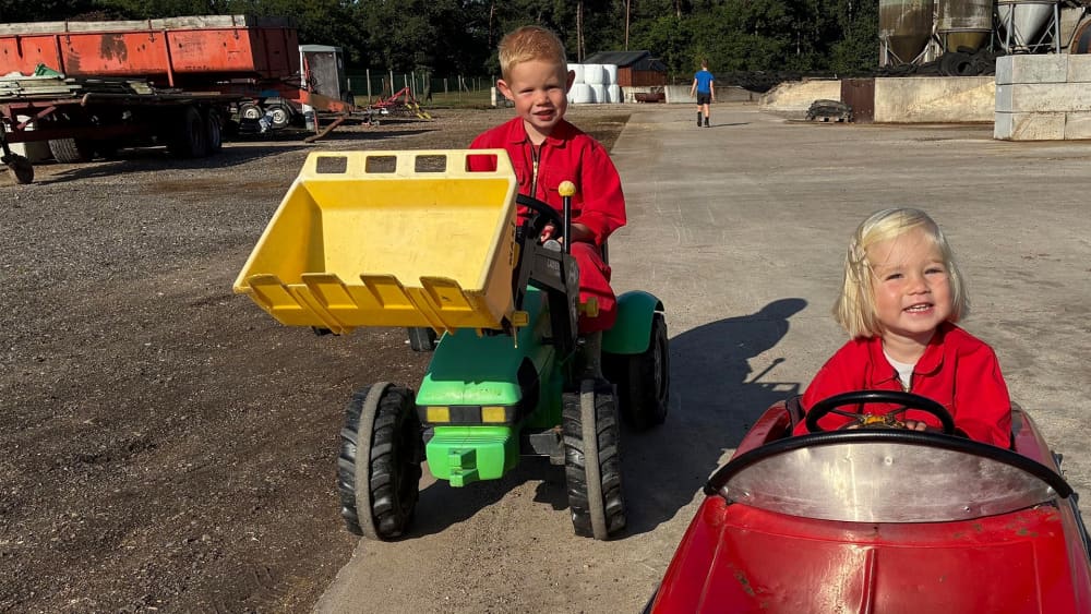 FarmCamps De Kalverliefde jongetje meisje rijden autootje plezier