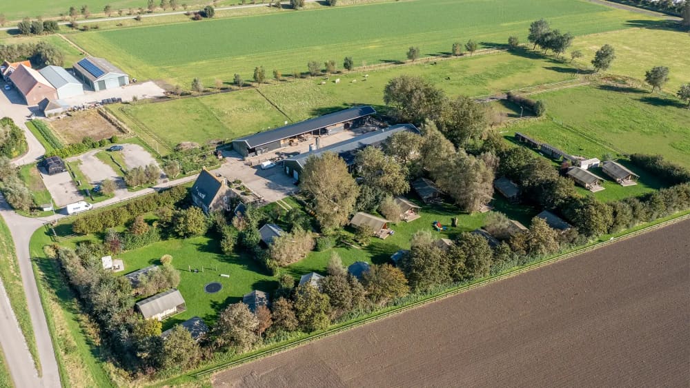FarmCamps Five Star overzichtsfoto luchtfoto drone overzicht camping en boerderij