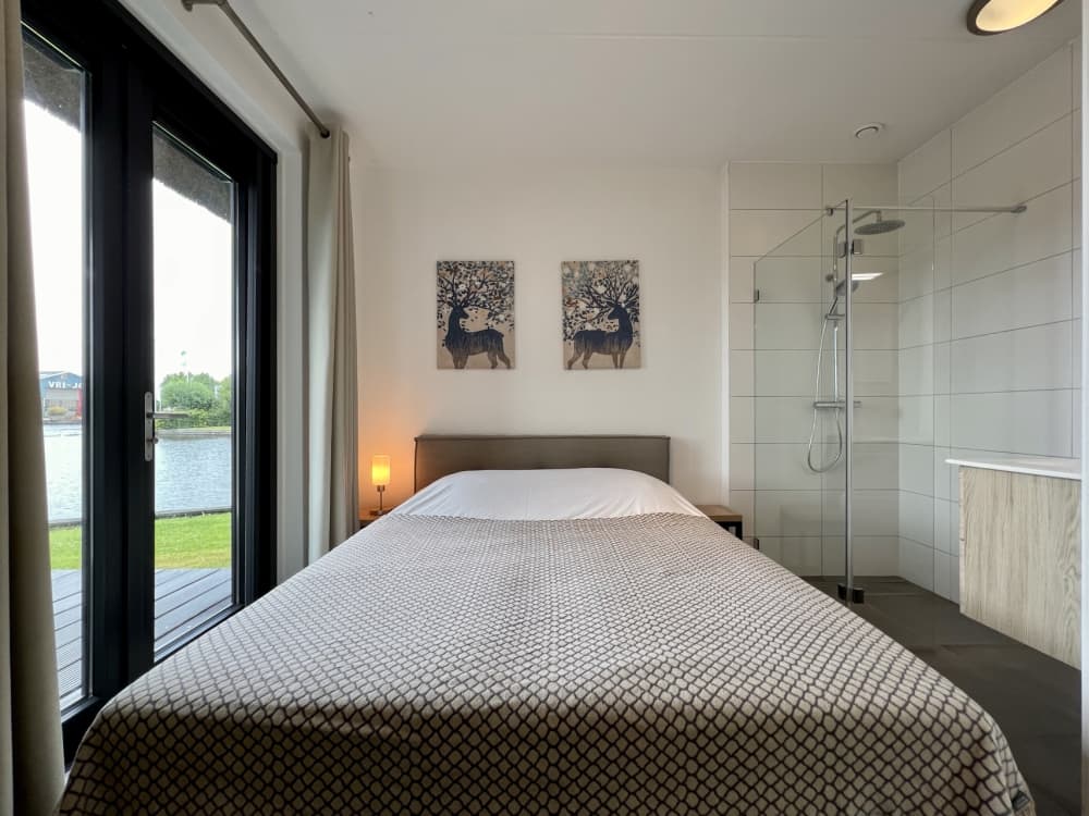 52364678-E4BD-46EB-81