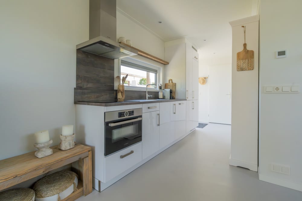 Foto 10, overzicht keuken en hal