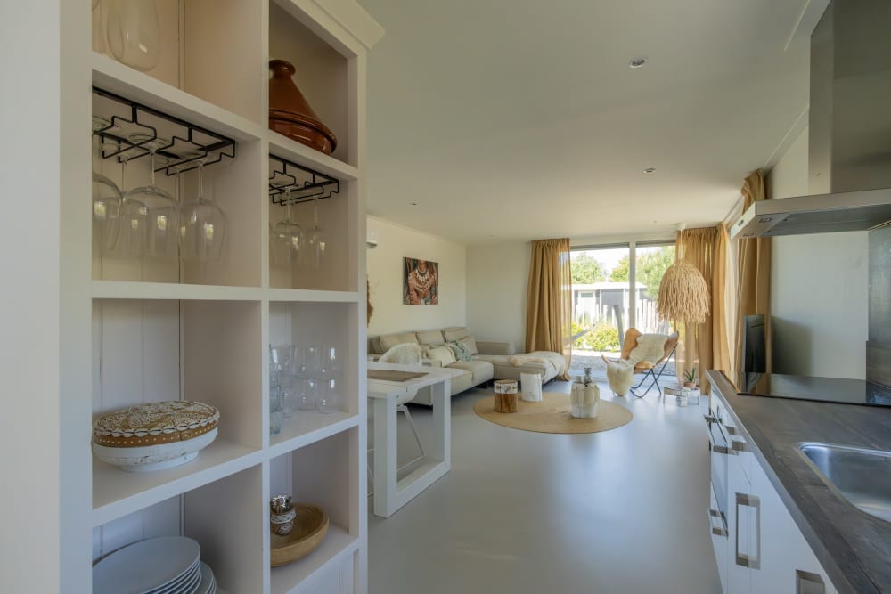 Foto 12, keuken met weglegkasten