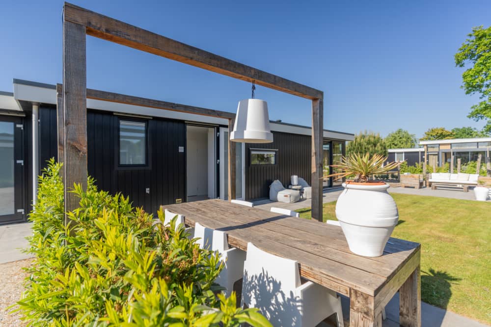 Foto 23, zitgedeelte met tuintafel en lamp