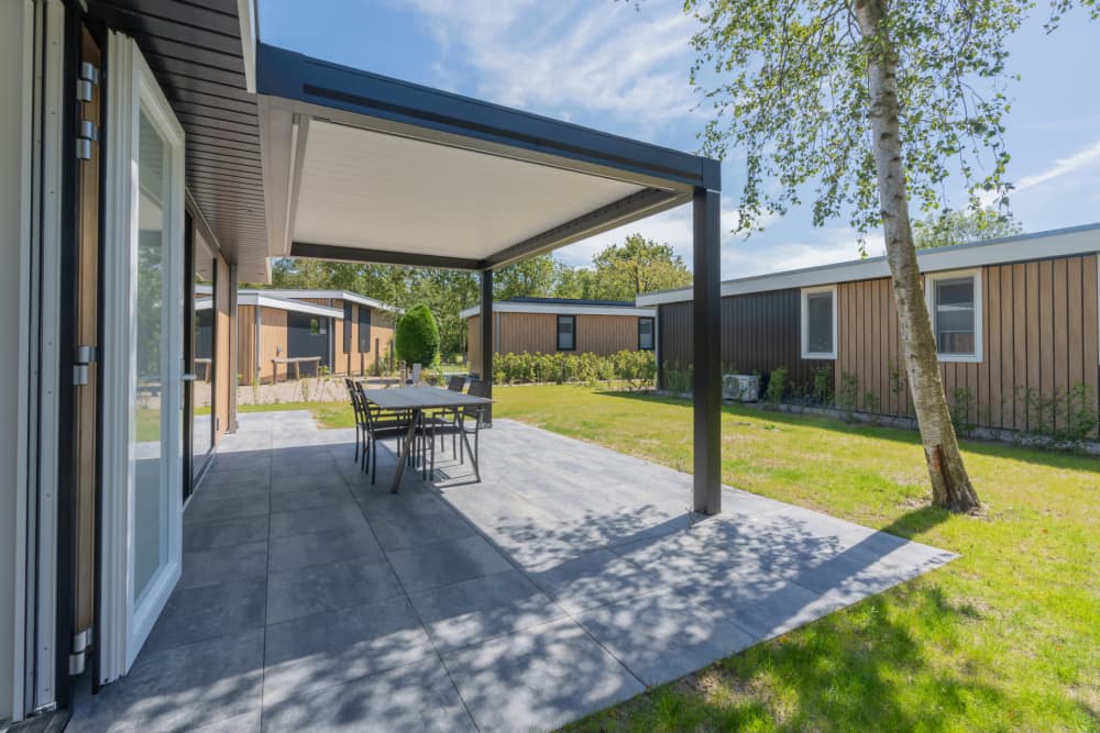 Foto 17, terras met overkapping en tuintafel