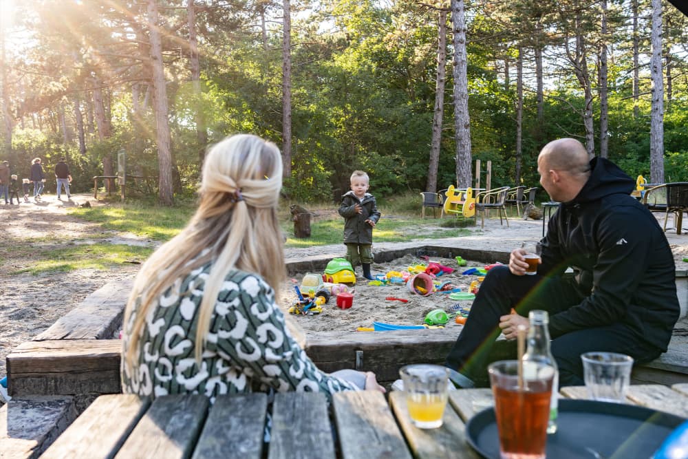 Familie auf dem Spielplatz