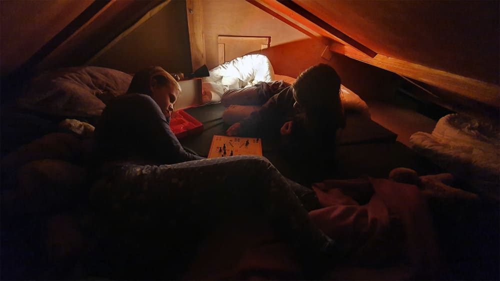 Barntent slaapzolder kinderen spelen spelletje