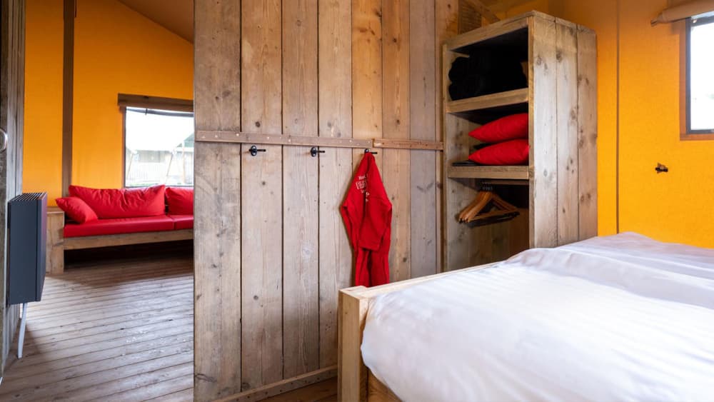 Farmtent tweepersoonsbed met kast en woonkamer