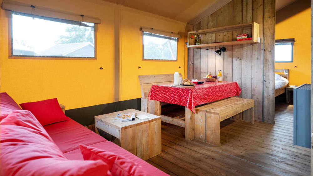 Farmtent zithoek en eettafel en slaapkamer