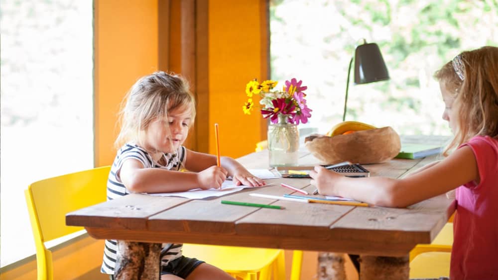 Haytent sfeerbeeld meisjes kleuren aan eettafel