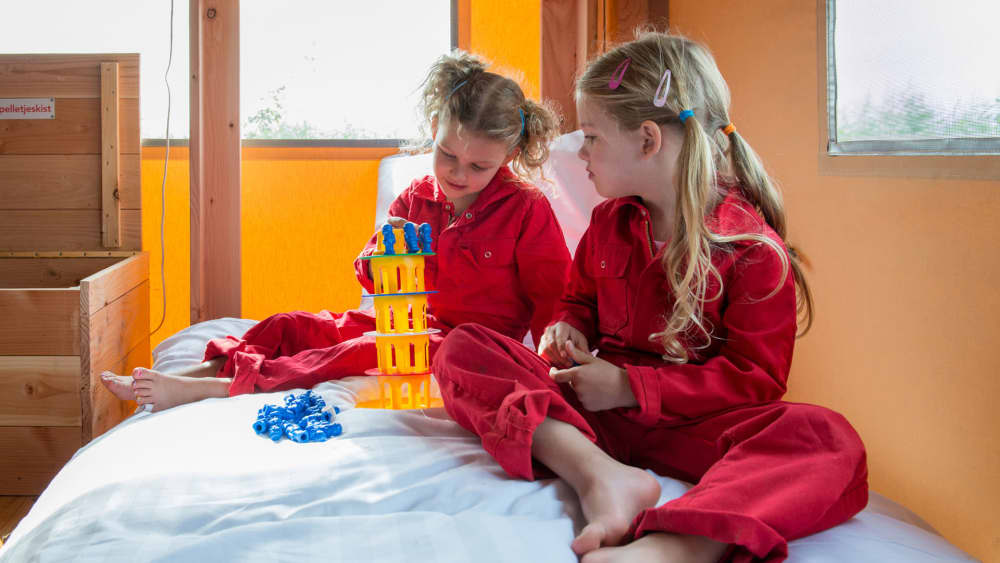 Haytent sfeer meisjes spelen in stapelbed