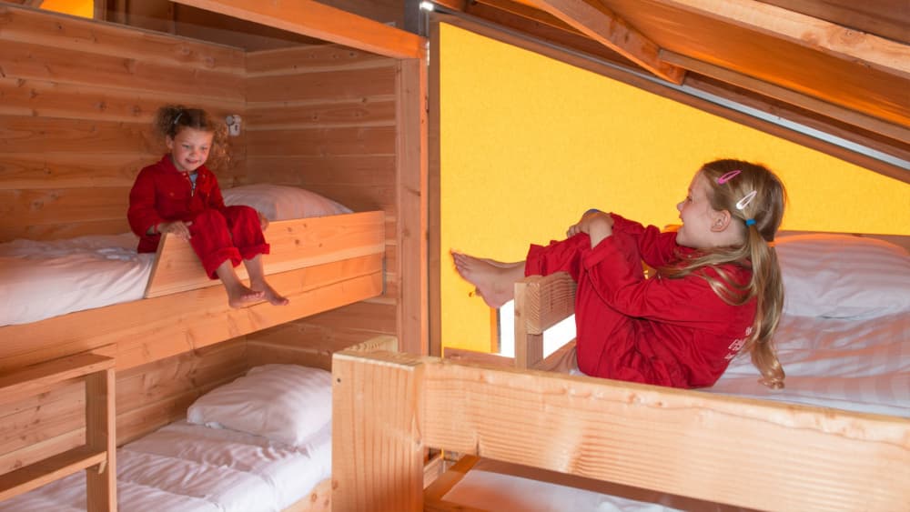 Haytent twee kinderen zitten op stapelbedden