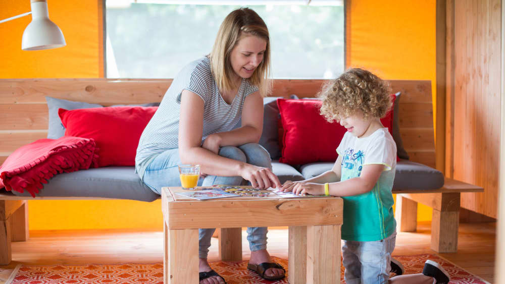 Haytent sfeerbeeld moeder speelt met kind