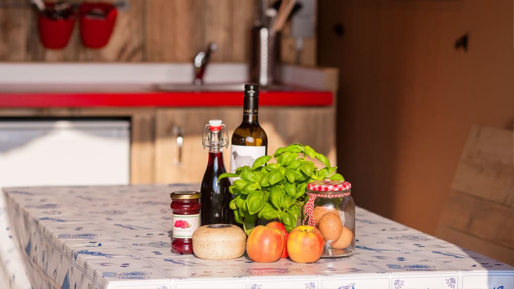 Safaritent sfeerbeeld eettafel