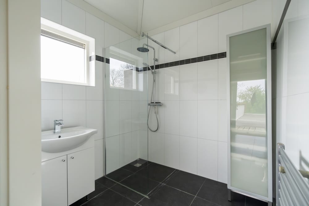 10. Marinapark Oude-Tonge, Kreek 18, badkamer