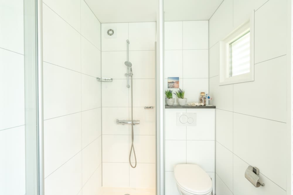 9. Duinpark Westerschouwen - Chalet 33 - badkamer douche en toilet
