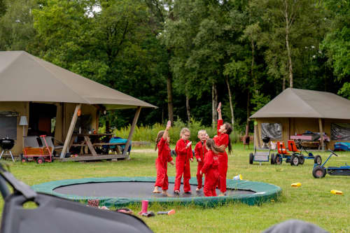 FarmCamps Op de Beemd ijsje eten kinderen tram