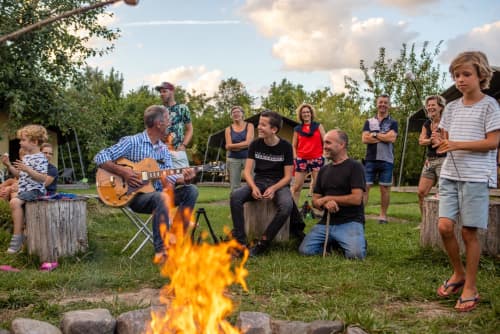 FarmCamps Kamperhoek Zeeland kampvuur gitaarsp