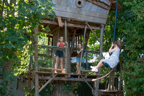 FarmCamps Op Flakkee Zuid Holland meisje op kabelbaan kinderen boomhut