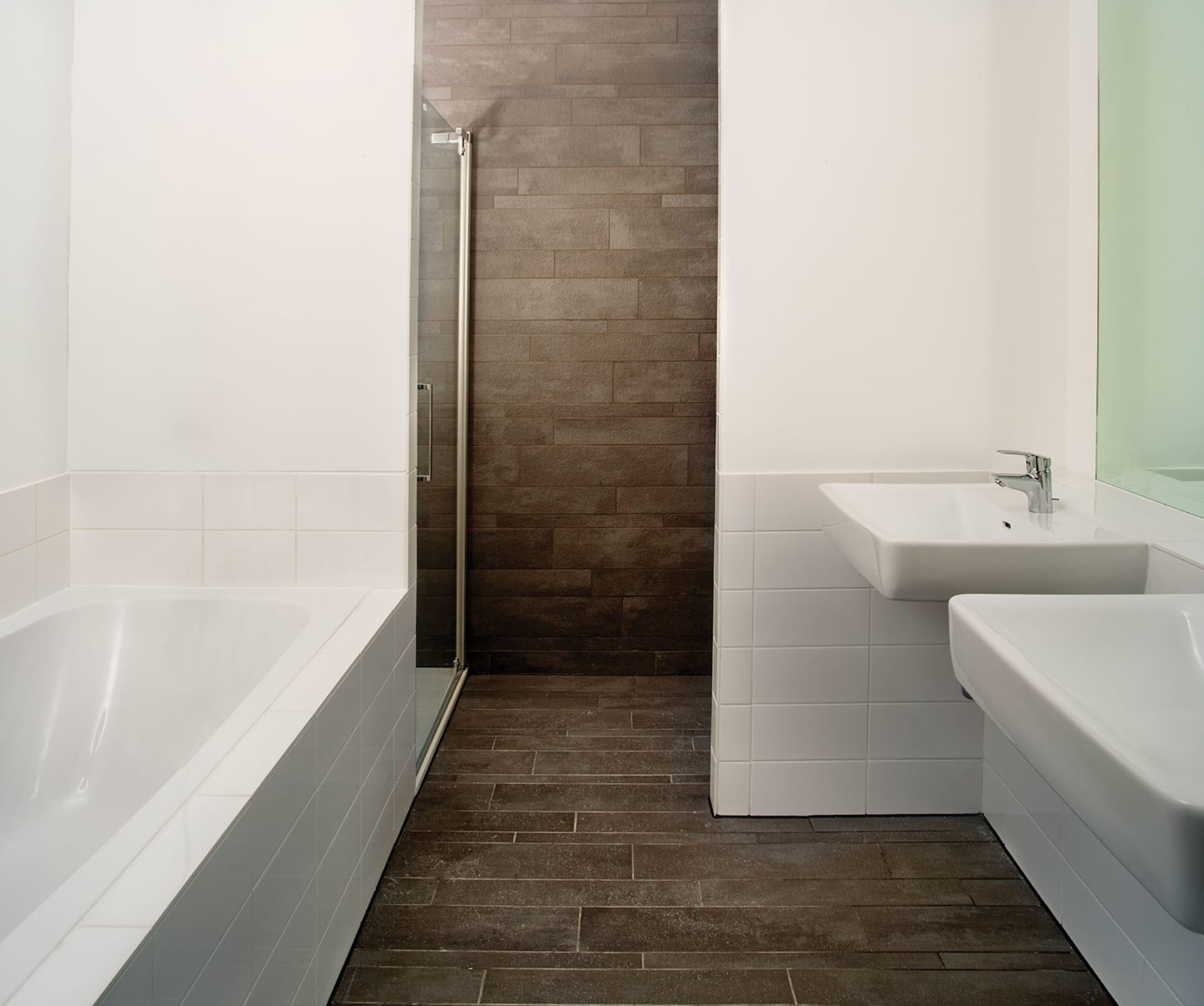 Rotterdam-one-bedroom-apartment-bathroom