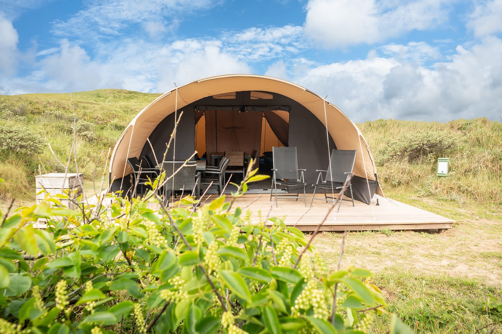 Ingerichte tent op Camping Kogerstrand