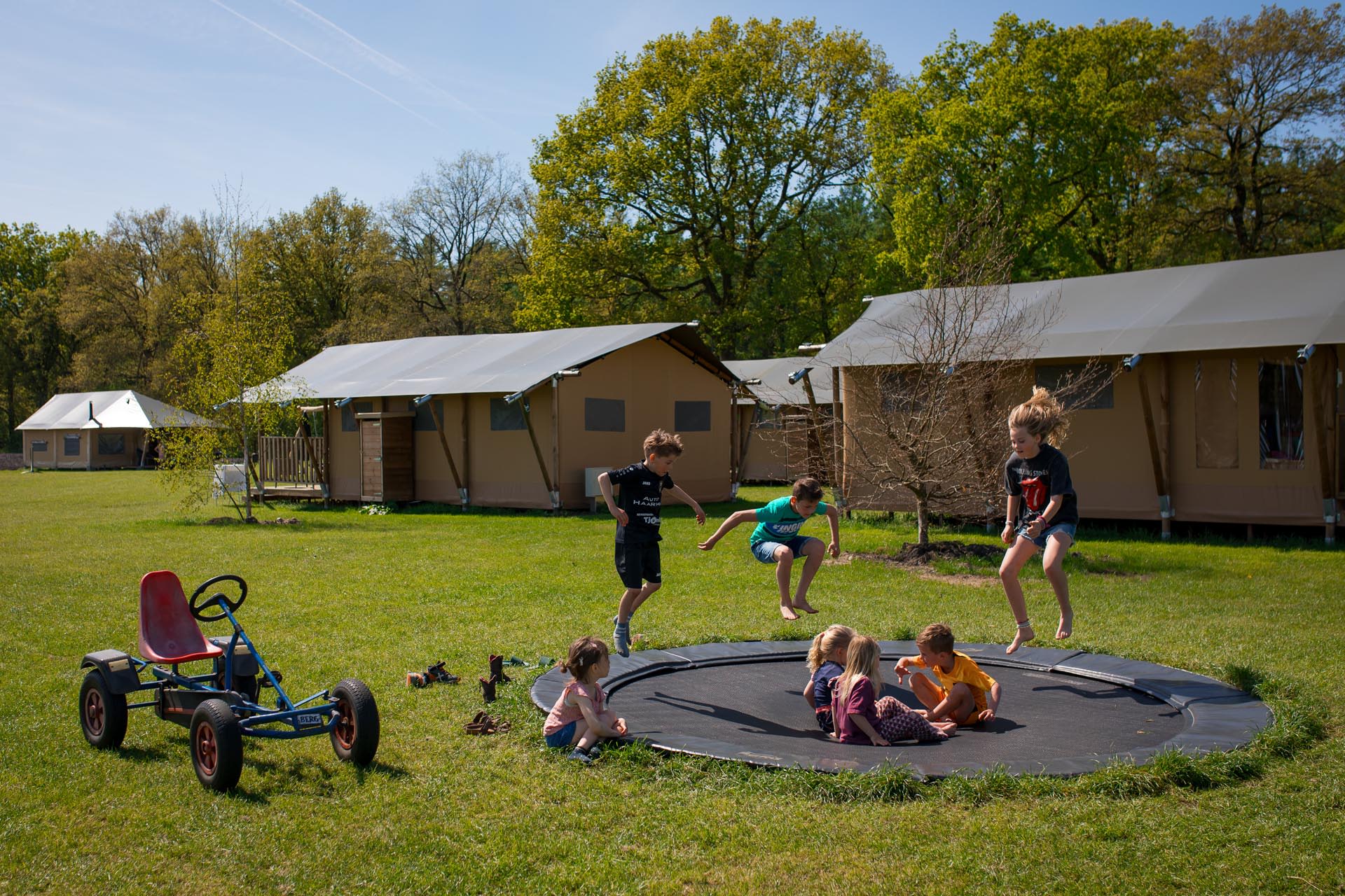 FarmCamps De Bosrand kinderen spelen op trampo