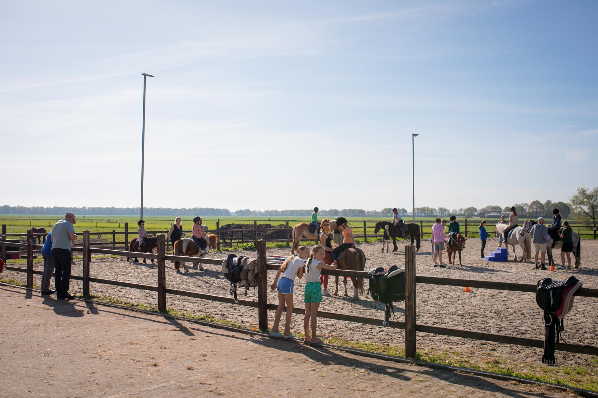 FarmCamps De Bosrand uitzicht over paardenbak