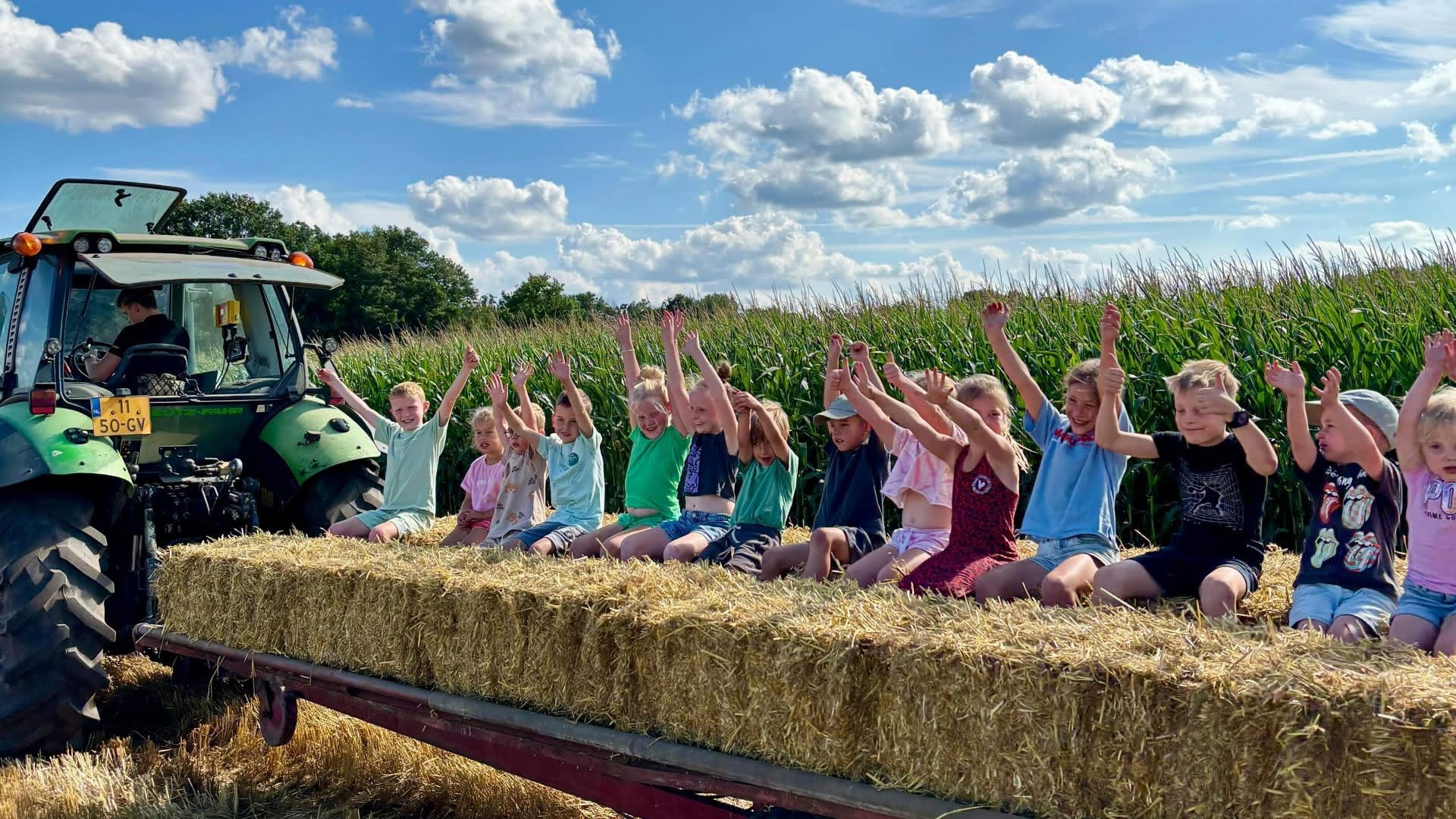 FarmCamps De Kalverliefde boer tractor kinderen tour gezellig blije vrolijke kinderen