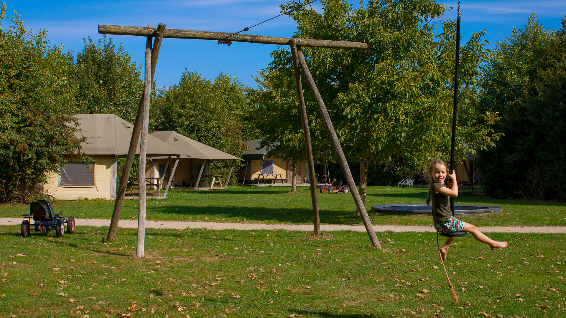 FarmCamps Op Flakkee Zuid Holland meisje op kabelbaan (2)