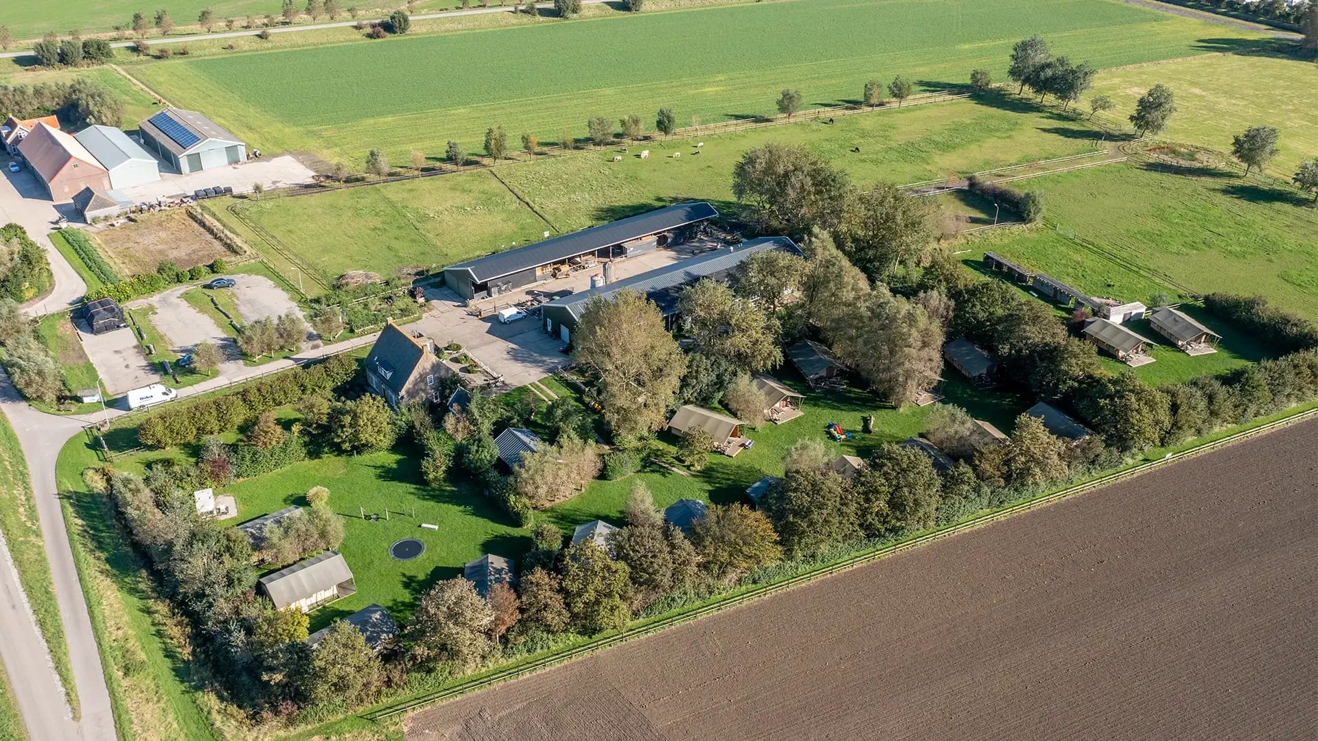 FarmCamps Five Star overzichtsfoto luchtfoto drone overzicht camping en boerderij