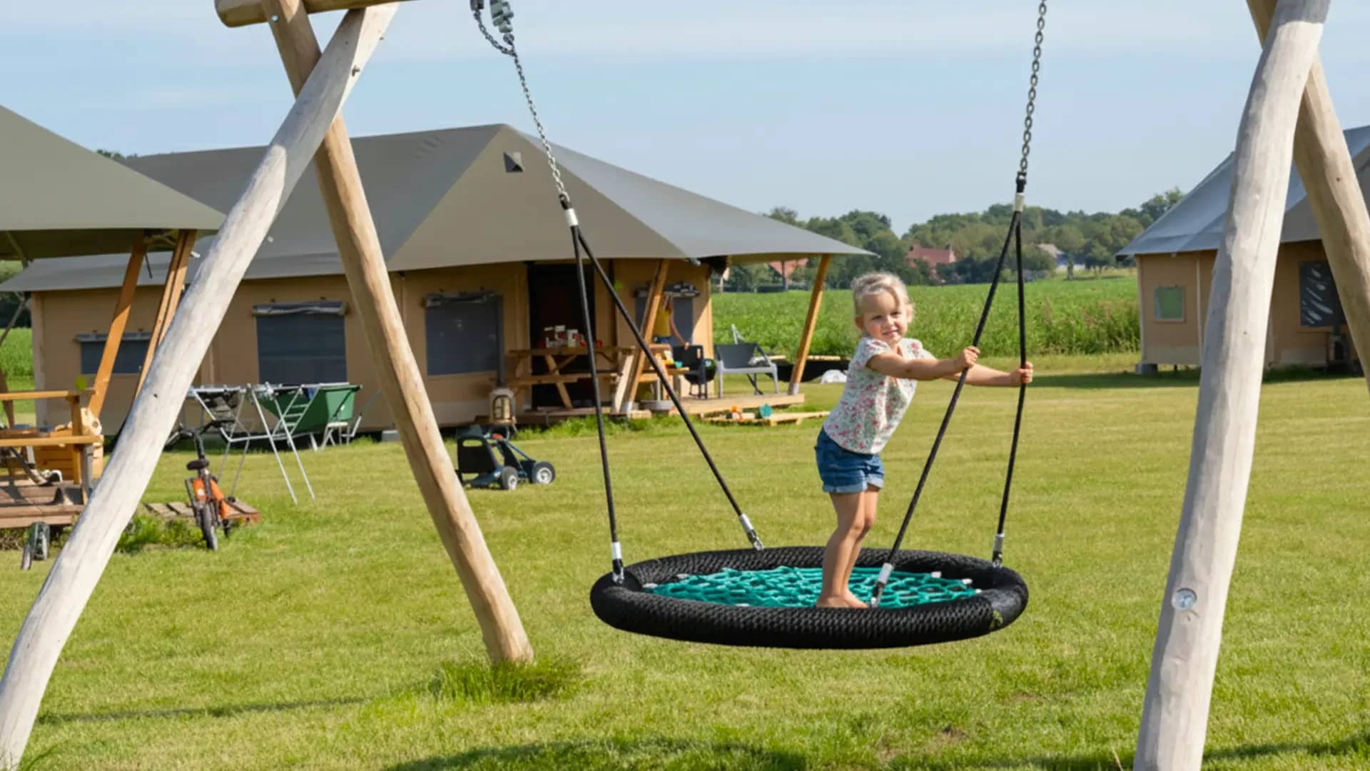 FarmCamps De Kalverliefde Limburg kinderen spelen op tentenveld vogelnestschommel 2