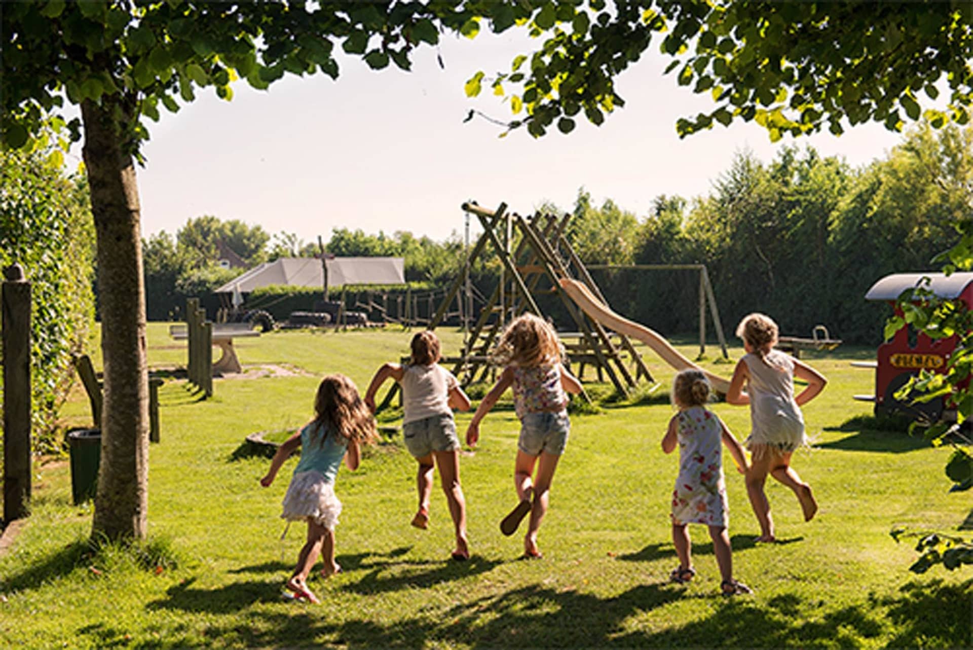 FarmCamps Mariekerke Zeeland Voordelen FarmCamps kinderen spelen tentenveld speeltuin glijbaan rennen