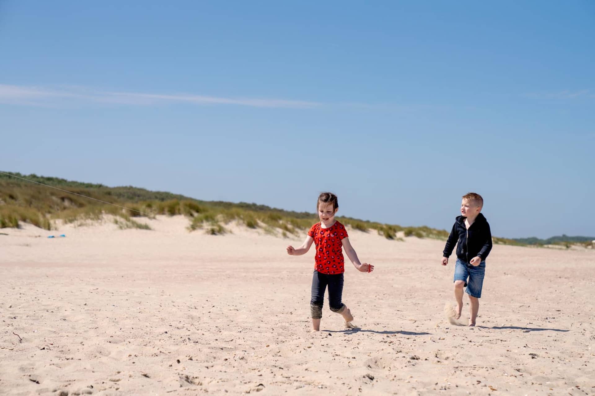 FarmCamps Five Star Zeeland lopen rennen spelen op het strand meisje jongen
