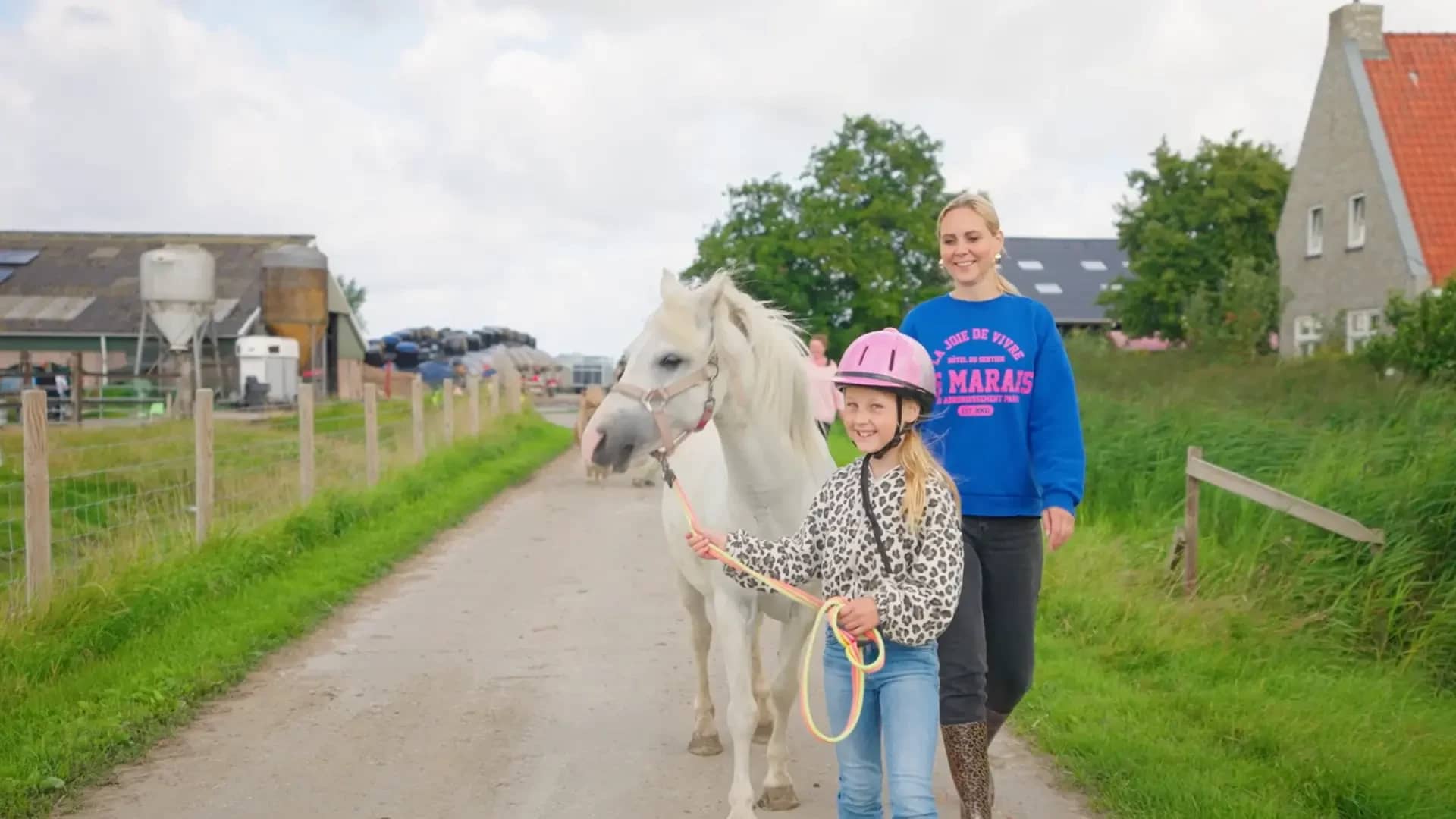 FarmCamps De Bonte Fries Friesland meisje moeder wandelen paard pony