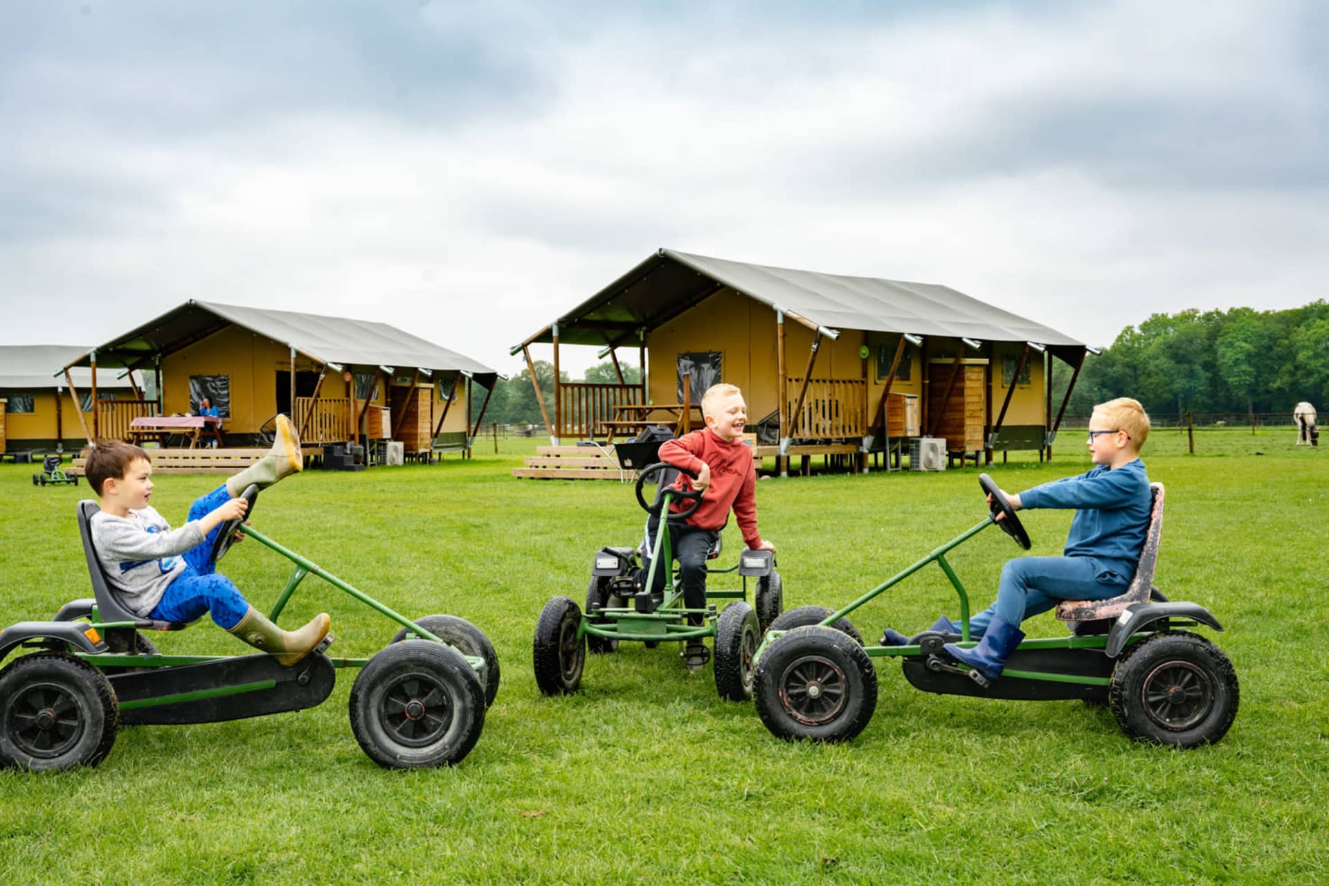FarmCamps Holzik Stables Overijssel jongens op skelter op tentenveld