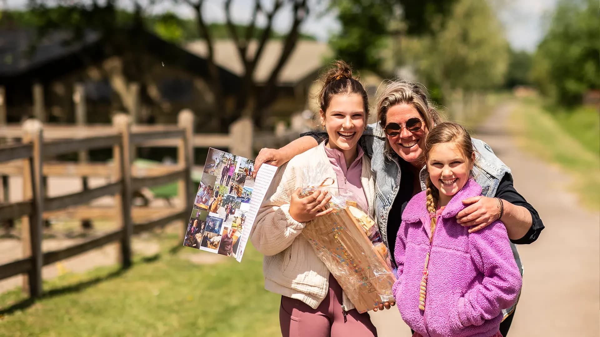 FarmCamps De Smulhoeve Brabant boerin karin met twee blije meiden
