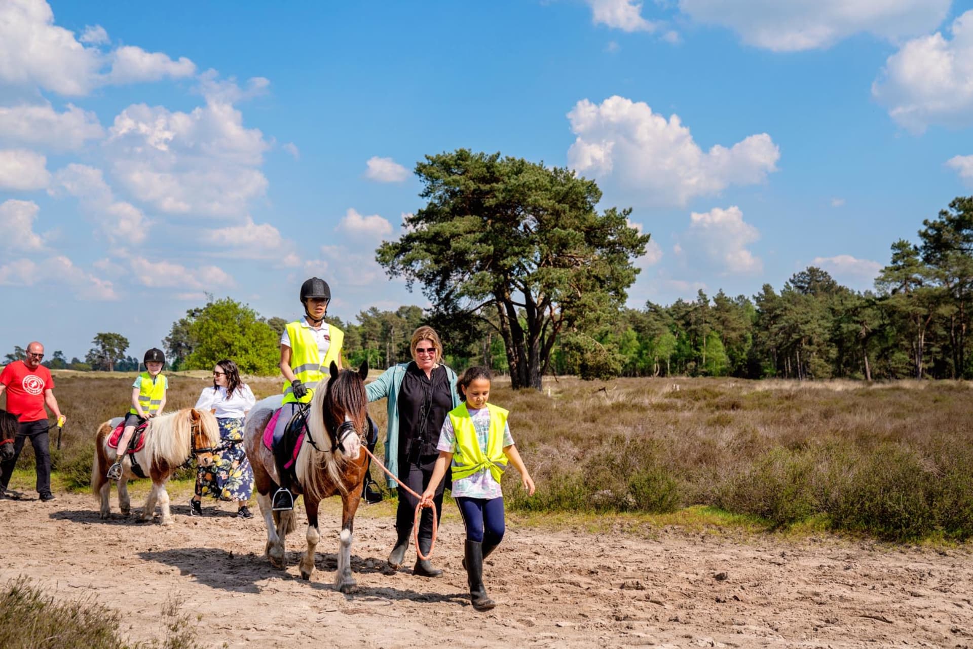 FarmCamps De Smulhoeve Noord-Brabant buitenrit duinen boerin met kinderen